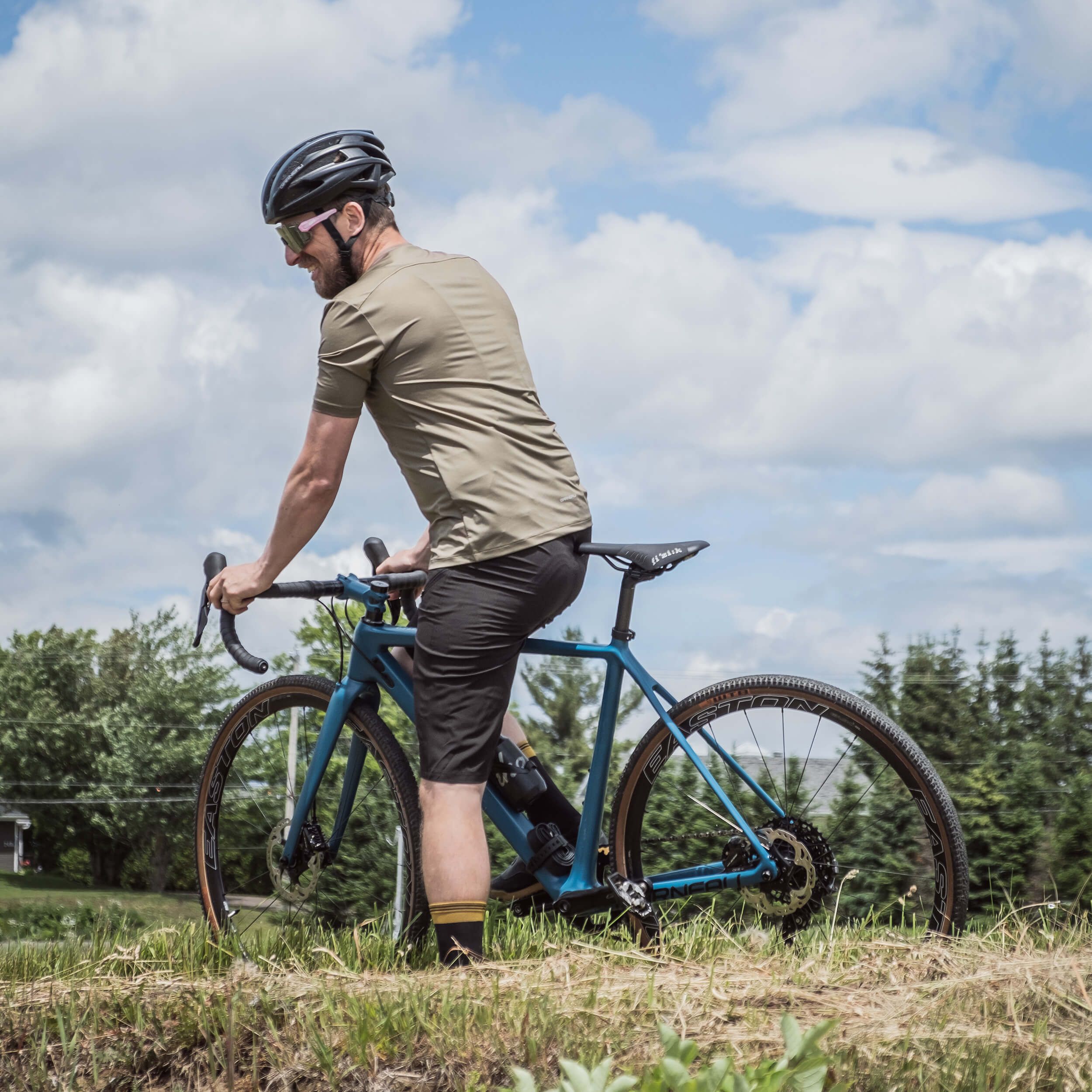 GARNEAU GRITY T-SHIRT AND LEEWAY 2 SHORT REVIEW | Allday magazine