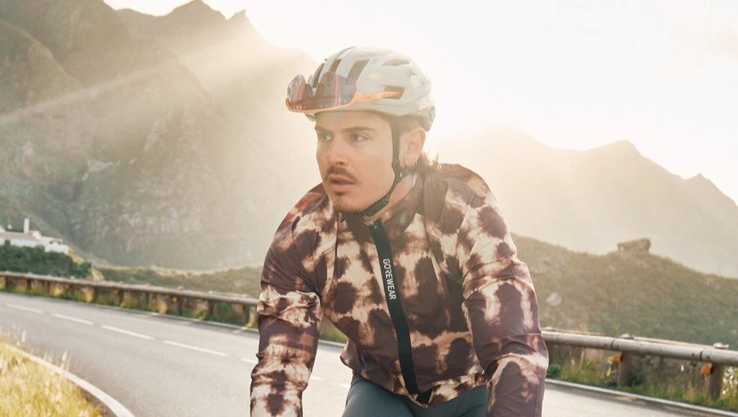 GOREWEAR SPINSHIFT Shibori Windbreaker Review: A Lightweight, Packable Jacket for Unpredictable Spring Rides